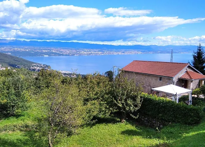 2 Bedroom Cozy In Lovran