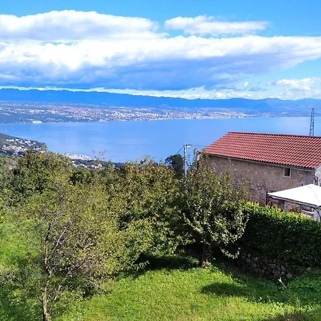 2 Bedroom Cozy In Lovran