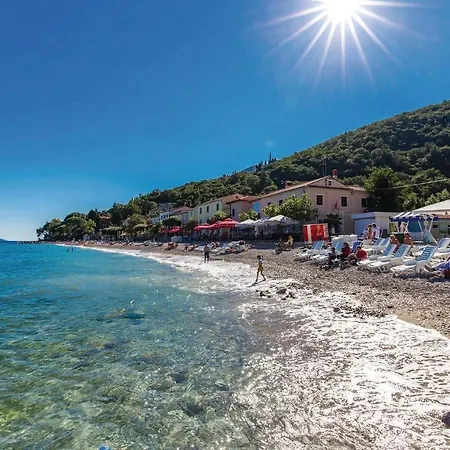 2 Bedroom Cozy In Lovran